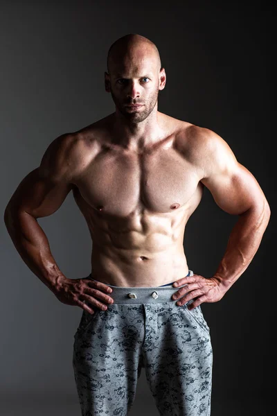 Bonito Sexy Muscular Homem Com Torso Posando Com Mãos Weist — Fotografia de Stock
