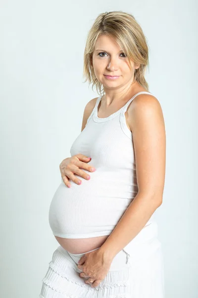 Zwangere Vrouw Poseren Aanraken Van Buik — Stockfoto