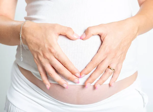 Senhora Grávida Fazendo Sinal Coração Barriga — Fotografia de Stock