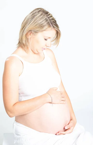 Mulher Grávida Posando Sentado Estúdio Tocando Barriga — Fotografia de Stock