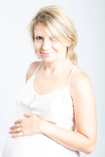 Retrato Mulher Grávida Camisa Branca Tocando Barriga — Fotografia de Stock