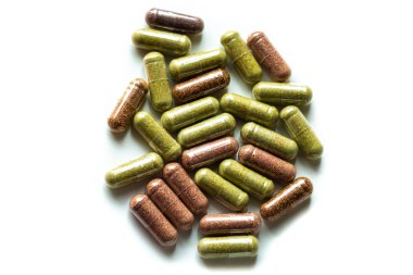 Beyaz arka planda izole edilmiş bir grup hap. Kavram Sağlıklı yaşam tarzı