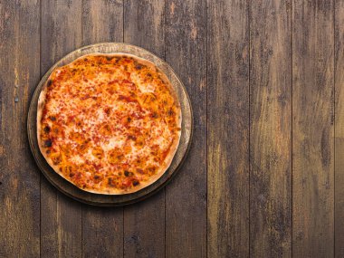 Pizza kopya alanı ile ahşap tahta üzerinde servis