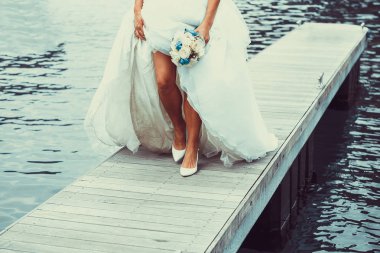 Gelin gelin buketi tutan gelinlik