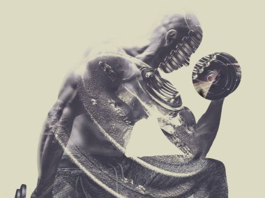 halter, çift pozlama arka plan ile çalışan çıplak gövde ile kaslı adam