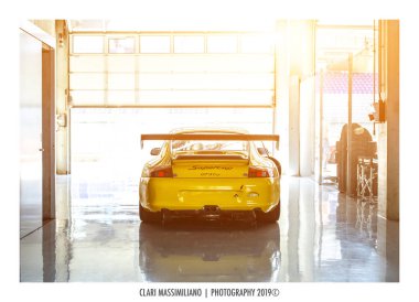 Sarı spor otomobilin arka görünümü.