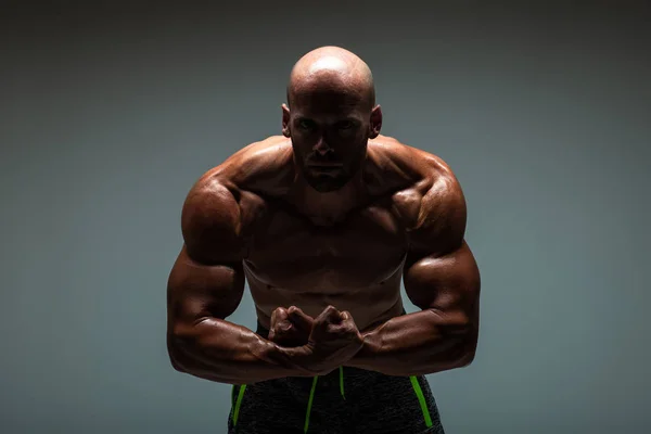 Hombre Sin Camisa Fuerte Forma Posando Sobre Fondo Gris Oscuro — Foto de Stock