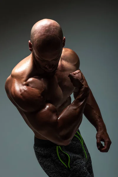 Uomo Muscolare Con Busto Nudo Pelle Lucente Guardando Bicipiti — Foto Stock