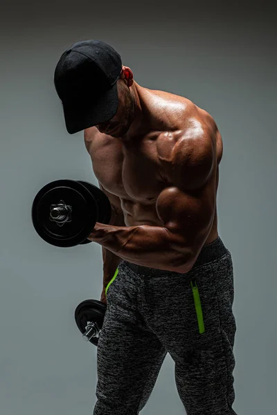 Hemdloser Muskulöser Mann Mit Mütze Und Nacktem Leuchtendem Oberkörper Der — Stockfoto