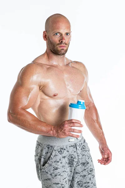 Hombre Musculoso Sin Camisa Posando Con Cóctel Proteínas Aislado Sobre — Foto de Stock