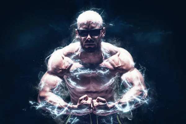 Muskulös Man Visar Biceps Starka Armar Energi Bakgrund — Stockfoto