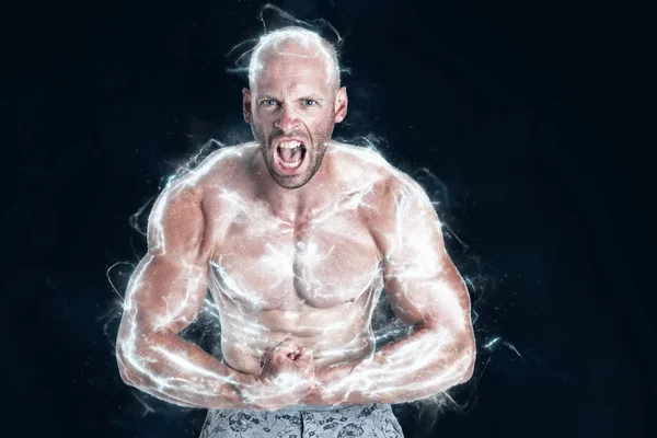 Hombre Musculoso Mostrando Bíceps Brazos Fuertes Sobre Fondo Energético — Foto de Stock