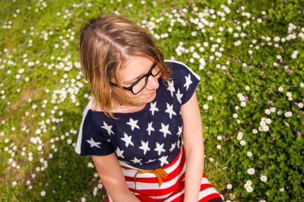 Mujer Joven Con Anteojos Sentada Relajada Hierba Concepto Estilo Vida — Foto de Stock