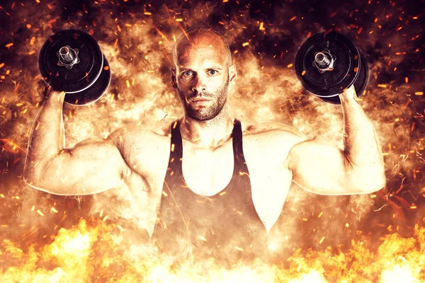 Musculoso Hombre Entrenamiento Con Mancuernas Sobre Fuego Fondo — Foto de Stock