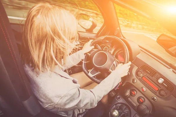 Joven Rubia Atractiva Mujer Conduciendo Coche —  Fotos de Stock