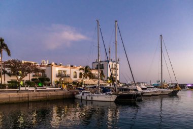 Gün batımında limanda tekneler. Puerto Mogan, Gran Canaria, Spai