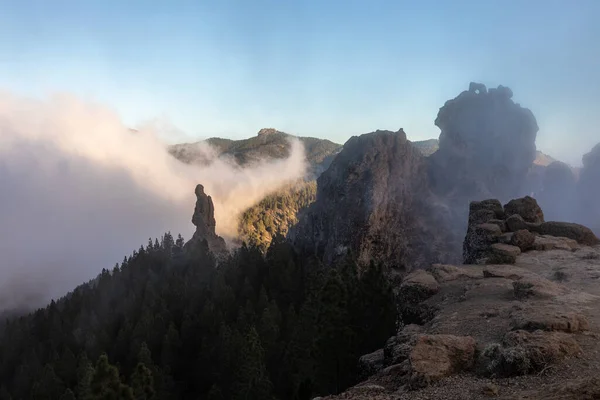 Nebel Den Felsigen Bergen Bei Sonnenuntergang Auf Gran Canari — Stockfoto