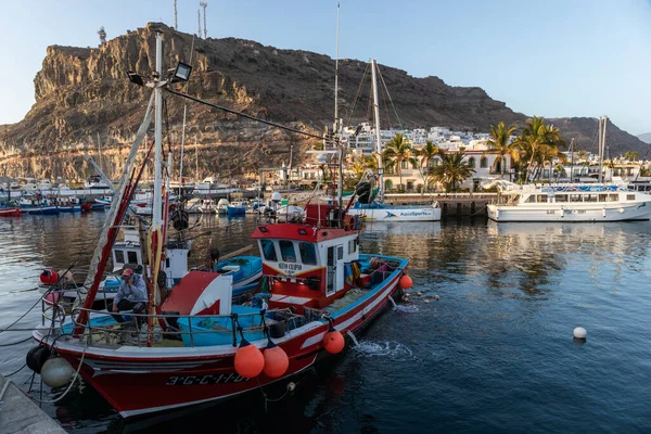 Puerto Mogan limanında gün batımında balıkçı teknesi, Büyük Kanarya