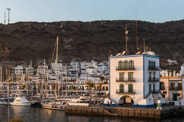 Puerto Mogan 'ın limanında gün batımında tekneler, Büyük Kanarya