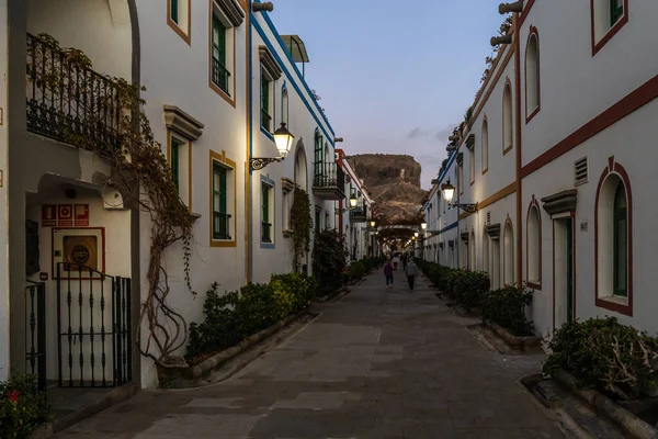 Eski Puerto Mogan, Gran Canaria 'da akşam vakti dar bir sokaktayız.