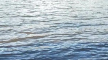 Gündüz su dalgalarının yavaş hareketi