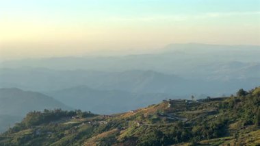 Arka planda dağlarla dağın zirvesine giden yol