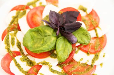 Mozzarella peyniri masanın üzerinde bir çerez olarak domates ile