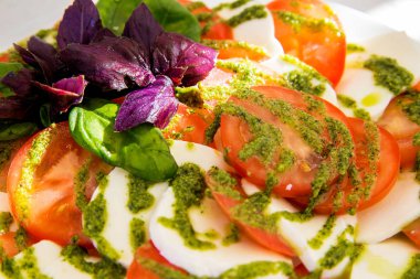 Mozzarella peyniri masanın üzerinde bir çerez olarak domates ile