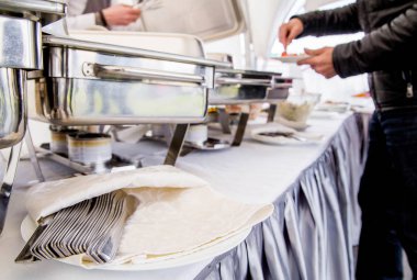 Catering hizmeti çalışır. İçinde Marmite garson