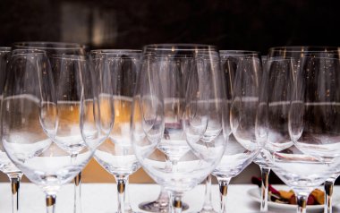 Masada boş şarap kadehleri