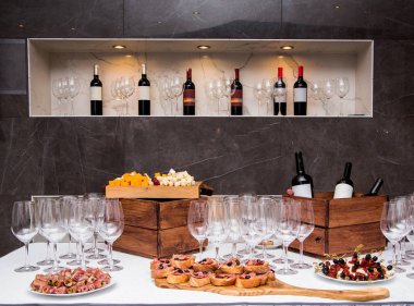 Tablo meze ve şarap için gözlük ile kaplıdır