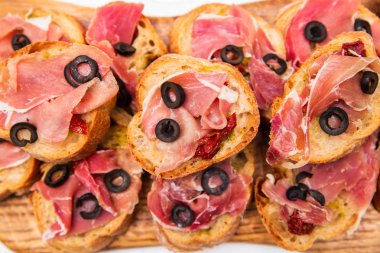 atıştırmalıklar ile jambon bir ziyafet masada