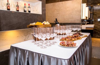 Tablo meze ve şarap için gözlük ile kaplıdır