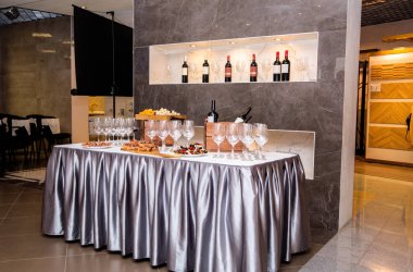 Tablo meze ve şarap için gözlük ile kaplıdır