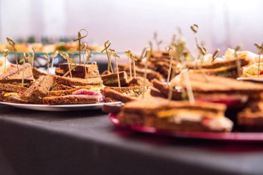 sandviç üçgen şekli, sebze ve peynir ile