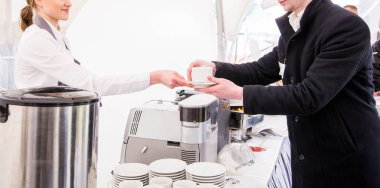 Catering hizmeti çalışır. İçinde Marmite garson