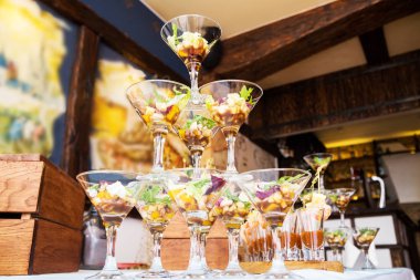 deniz ürünleri bir martini cam kokteyl