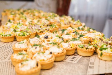 masanın üzerine salata ile Tartlets