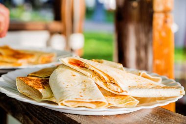 meze - bir tabak içinde silindir mini değirmenler