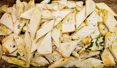 Pide ekmek büfesi masada meze