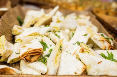 Pide ekmek büfesi masada meze