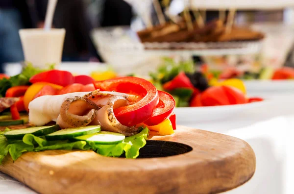 Viande et légumes variés sur la table de banquet — Photo