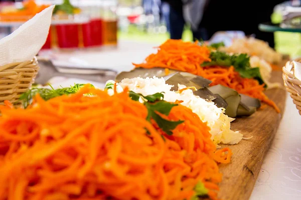Apéritif de légumes marinés sur une table de banquet — Photo