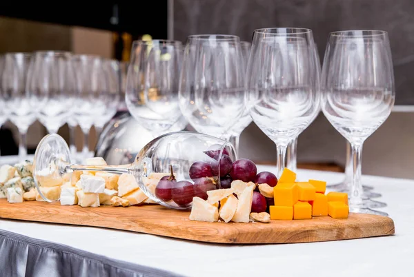 Een samenstelling van een glas wijn en kaas op een buffet tafel — Stockfoto