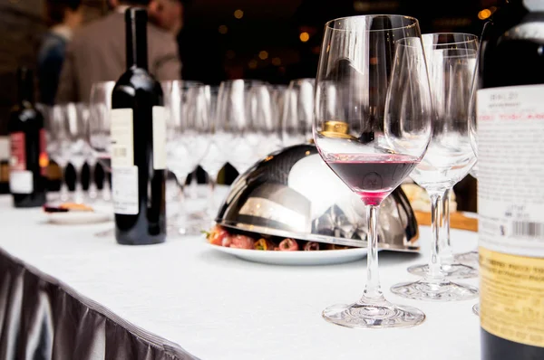 De tafel is bedekt met hapjes en glazen voor wijn — Stockfoto