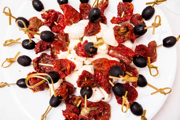 Сыр, сушеные помидоры и оливки на шампуре — стоковое фото