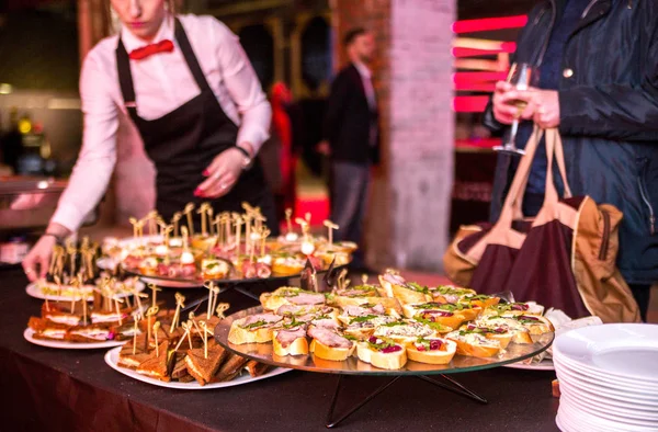 Lanche em uma mesa buffet durante uma festa — Fotografia de Stock