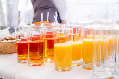 Fotoğraf meyve suyu bir ziyafet masada