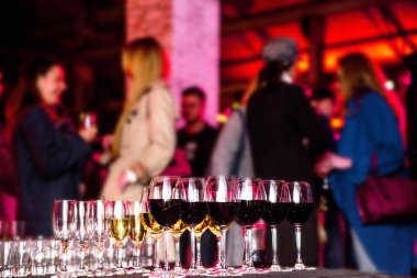 Tablo şampanya ve şarap parti Konuklar için fotoğraf