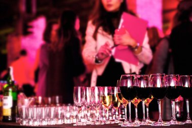 Tablo şampanya ve şarap parti Konuklar için fotoğraf